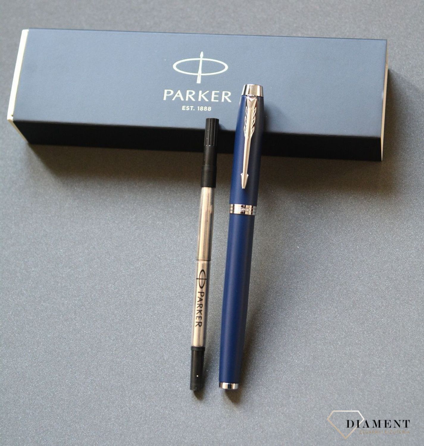 Pióro kulkowe Parker IM Niebieski Mat CT T2016 (1931661) PIÓRO 1931661. Wykonana ze stali szlachetnej zaspokoi potrzeby najbardziej wymagających pisarzy. Ciesz się niezawodnością pisania i korzystaj ze swojego pióra Parker kiedy tylko masz n.jpg